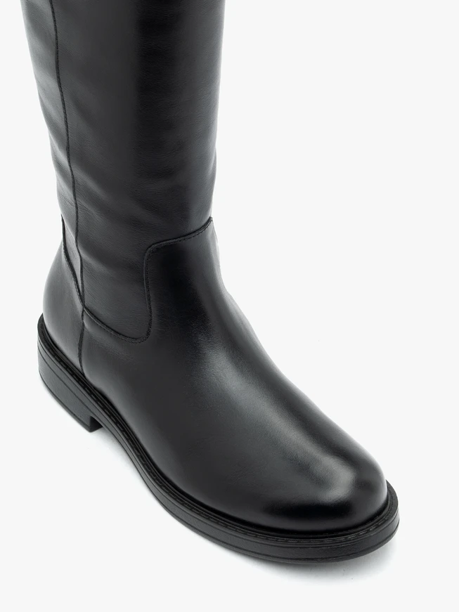 Schwarz genarbte Lederstiefel