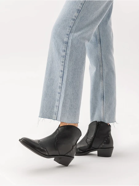 Schwarze kurze Cowboystiefel mit Nieten