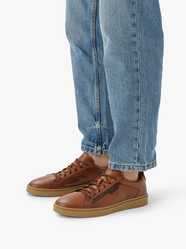 Braune sportliche Schnürhalbschuhe