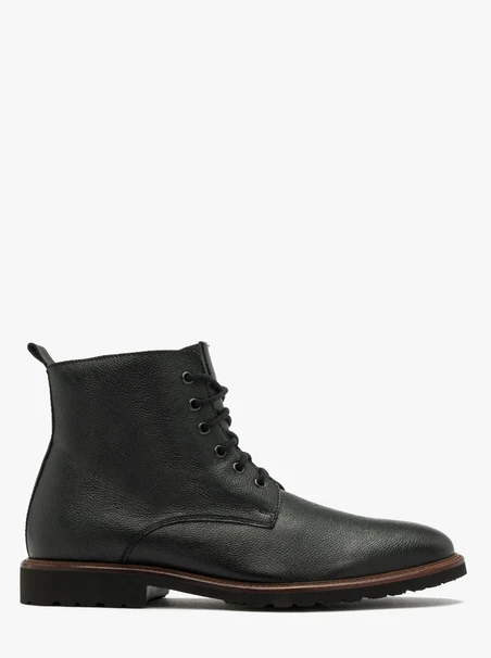Schwarze Herren-Turnschuhe mit einem dekorativen Saum an der Unterseite