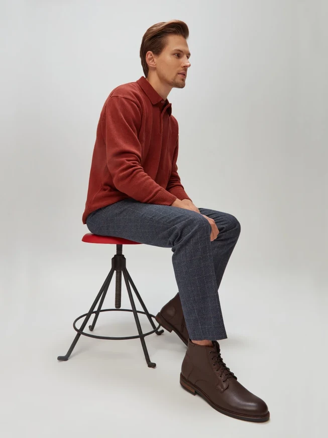 Dunkelbraune Stiefel mit Nähten auf dem Schaft