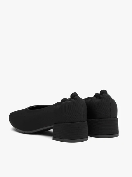 Black women's pumps