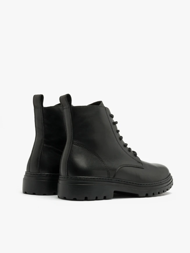 Schwarze Herrenstiefel mit leichter Sohle