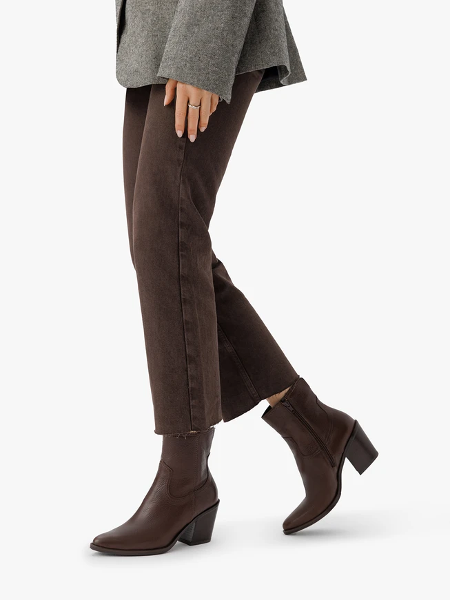 Braune Lederstiefel mit Stilettoabsatz