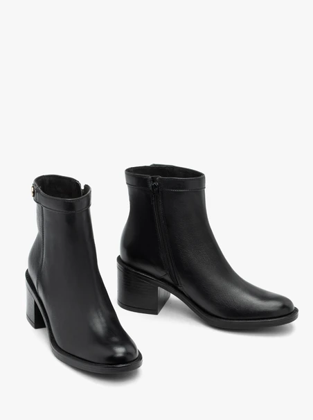 Schwarze Stiefel mit klassischem Absatz