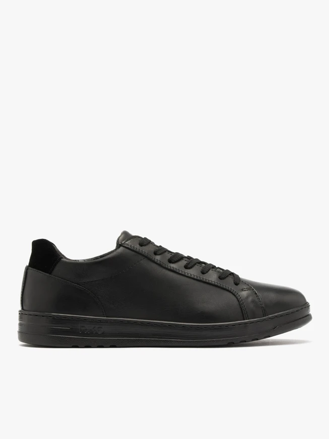 Schwarze halbe Sportschuhe