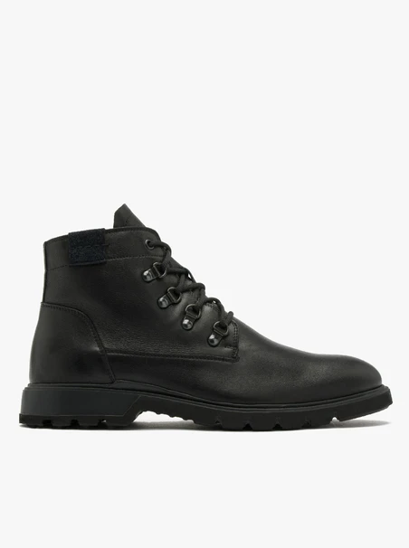 Schwarze Herrenstiefel mit leichter Sohle