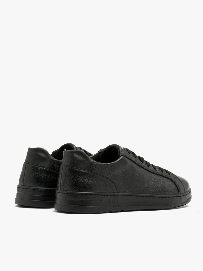 Schwarze halbe Sportschuhe