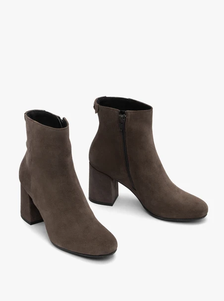 Stöckelschuhe aus braunem Velours