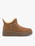 Rote Schneestiefel mit Fell auf einem dickeren Boden
