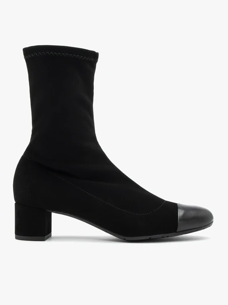 Schwarze Stiefel mit lackierter Zehe