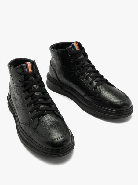 Schwarzer Herrensneaker