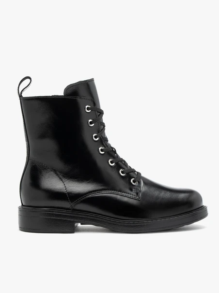 Schwarz genarbte Lederstiefel