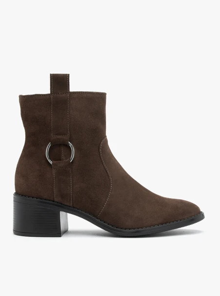 Braune Riemchenstiefel