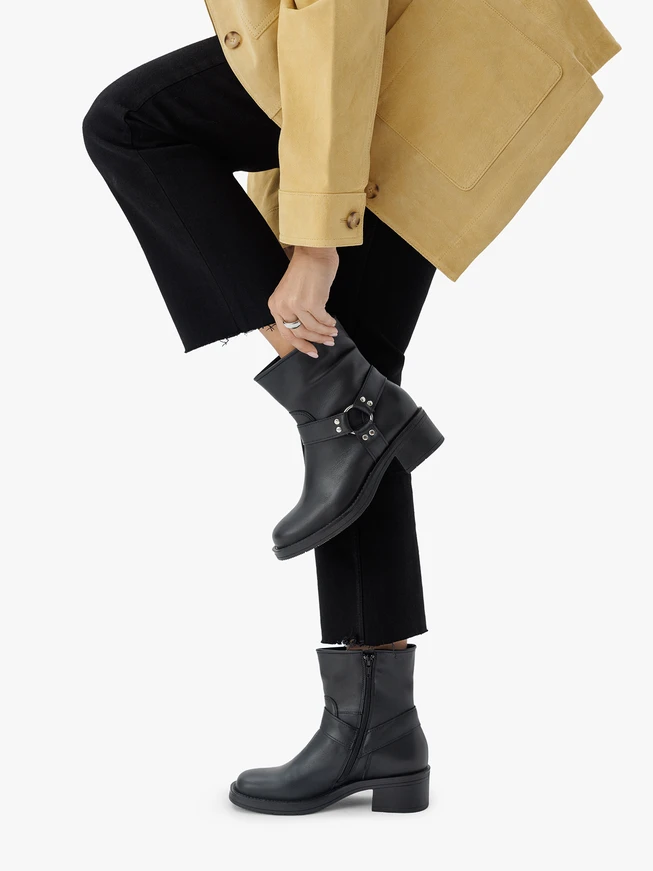 Schwarze Biker-Stiefel aus genarbtem Leder