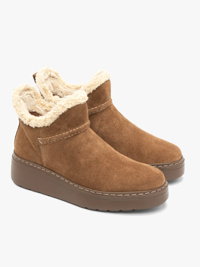 Rote Schneestiefel mit Fell auf einem dickeren Boden