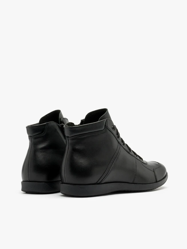 Schwarzer Herrensneaker