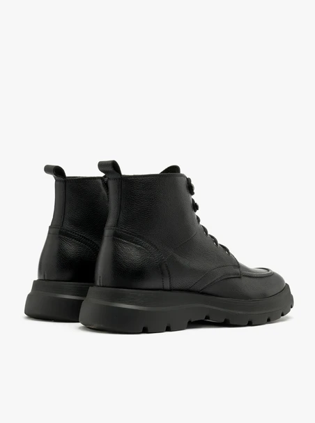 Black men’s shoes with lightweight sole