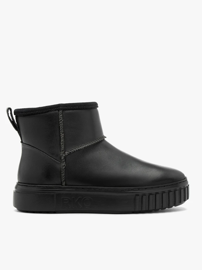 Black short leather snow boots