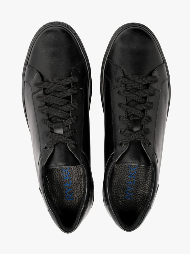 Schwarze Sporthalbschuhe mit leichter Sohle