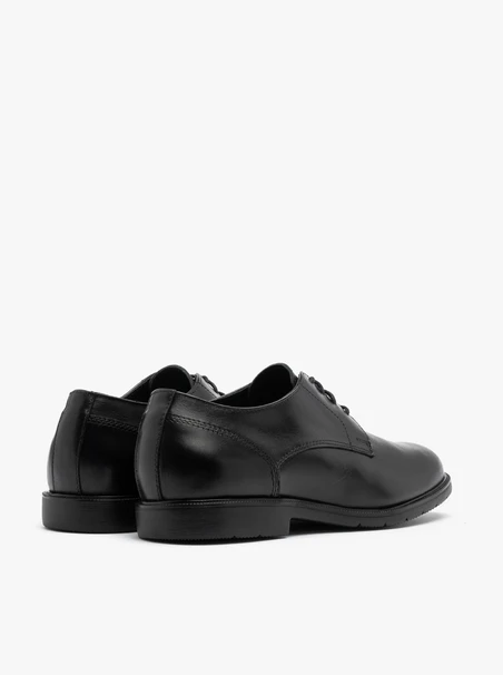 Black men’s shoes with lightweight sole