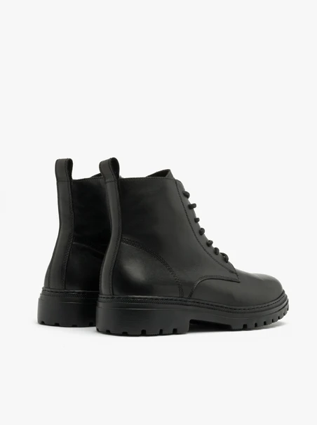 Black men’s boots with lightweight sole