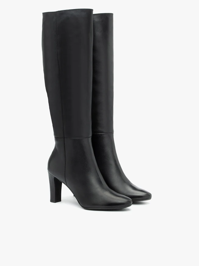 Schwarze hochhackige Stiefel aus genarbtem Leder