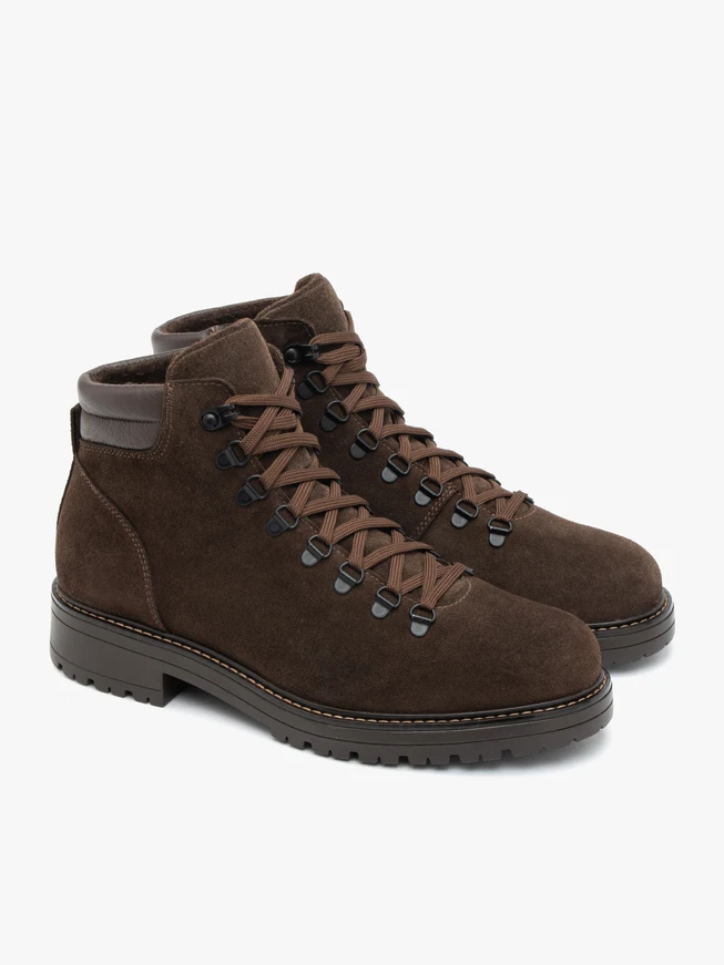 Dunkelbraune Stiefel aus Velours und genarbtem Leder