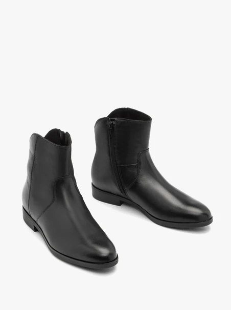 Schwarze kurze Cowboystiefel