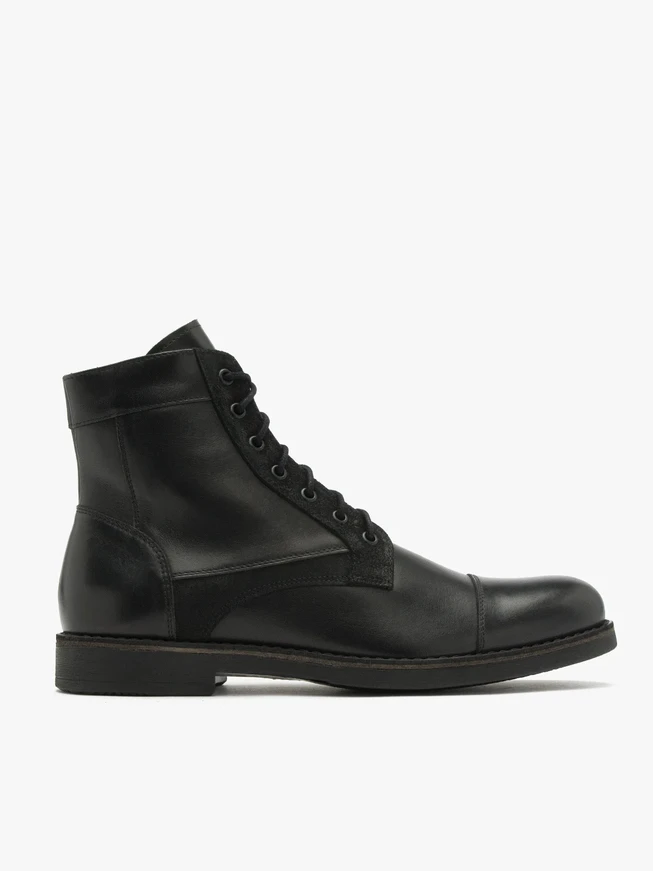 Schwarze Stiefel mit Ziernähten