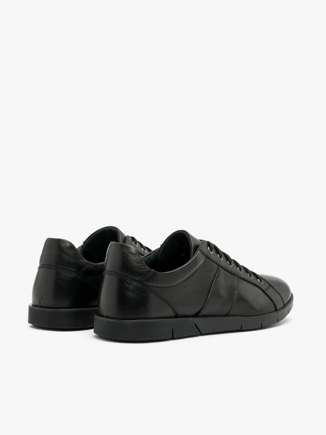 Schwarze halbe Sportschuhe