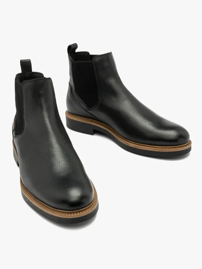 Black men’s Chelsea boots