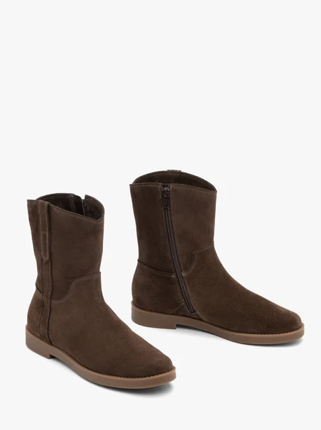 Flache Stiefel aus braunem Veloursleder
