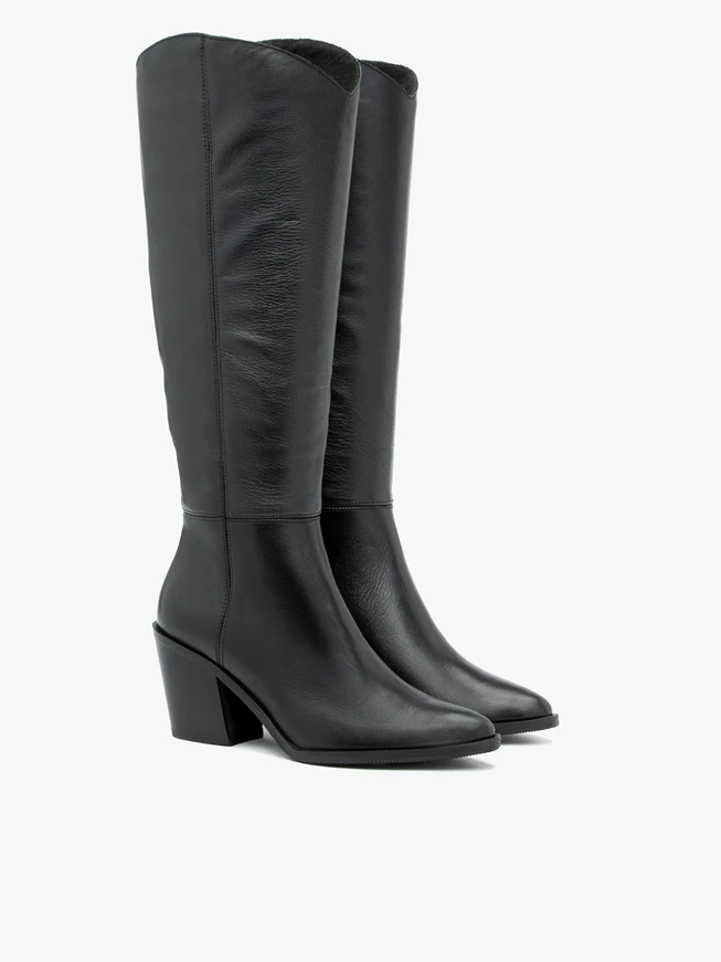 Schwarz genarbte Lederstiefel