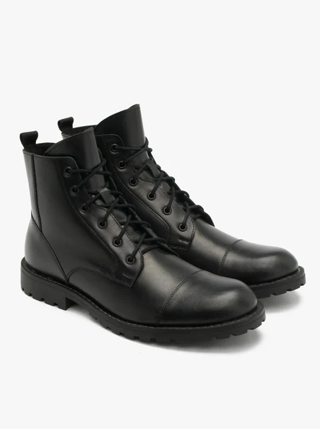 Schwarze Stiefel mit Ziernähten