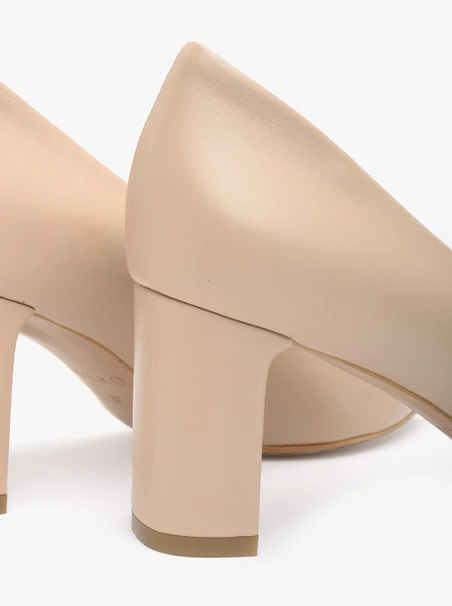 Beigefarbene Pumps mit Stilettoabsatz
