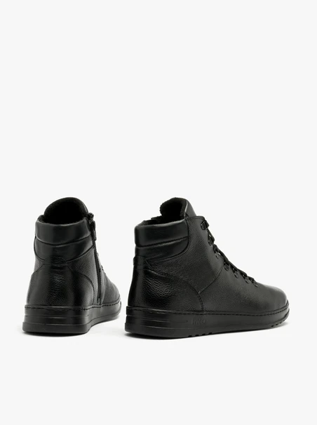 Black men’s boots with lightweight sole