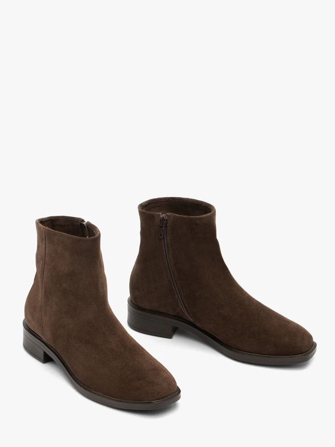Dunkelbraune klassische Velourslederstiefel