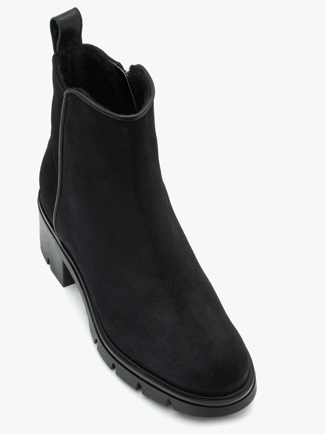 Schwarze Stiefel mit dickerem Boden