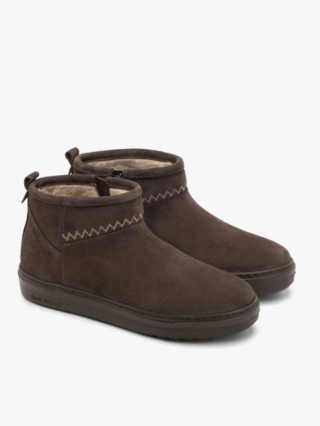 Brown short women’s snow boots