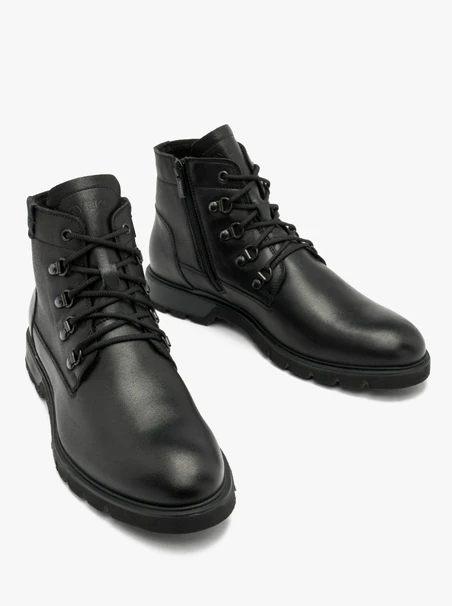 Schwarze Herrenstiefel mit leichter Sohle