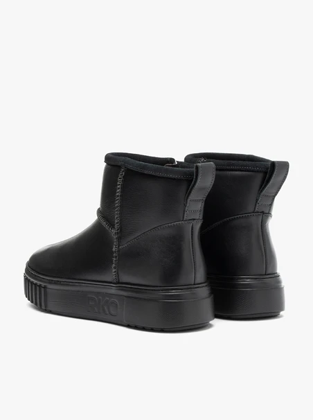 Schwarze kurze Schneestiefel