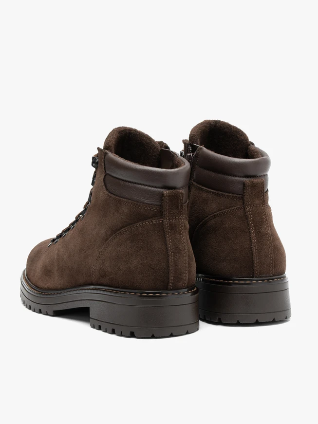 Dunkelbraune Stiefel aus Velours und genarbtem Leder