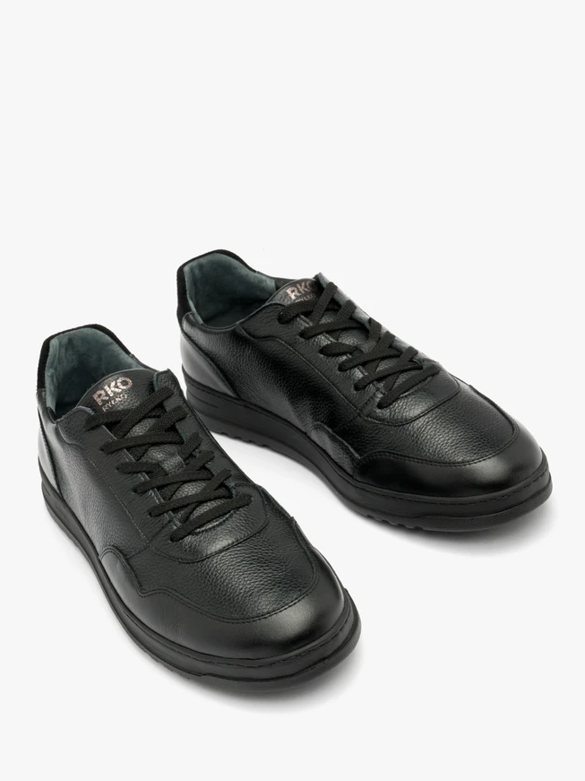 Schwarze halbe Sportschuhe
