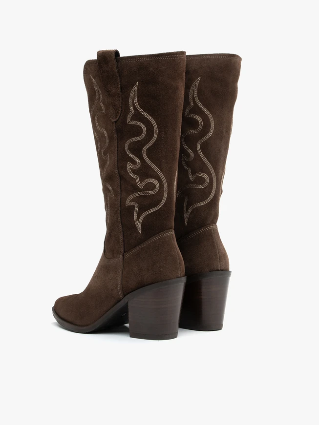 Braune genähte Cowboystiefel