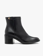 Schwarze Stiefel mit klassischem Absatz
