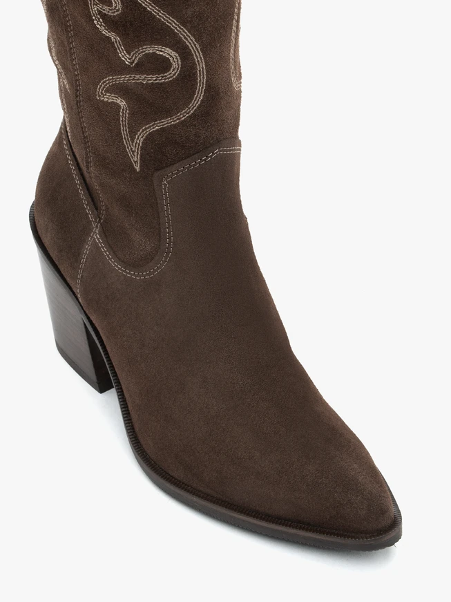 Braune genähte Cowboystiefel