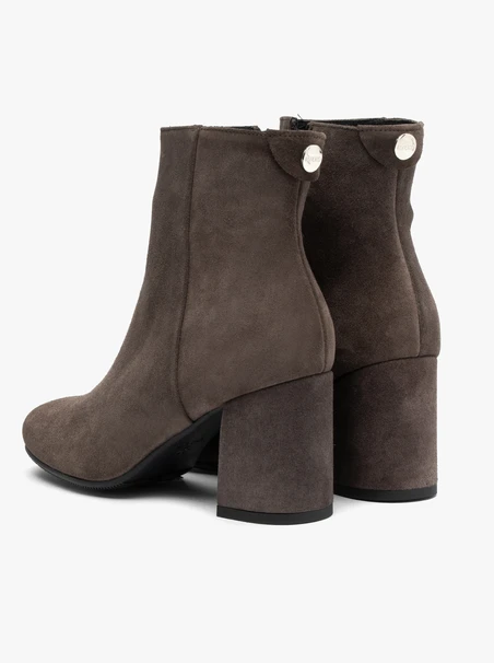 Stöckelschuhe aus braunem Velours