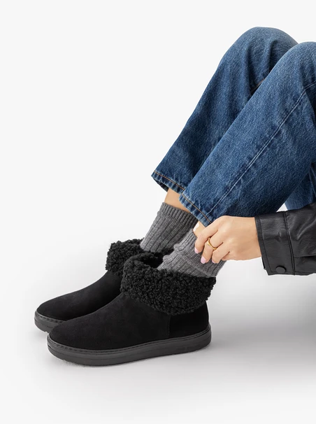 Women’s black fur snow boots