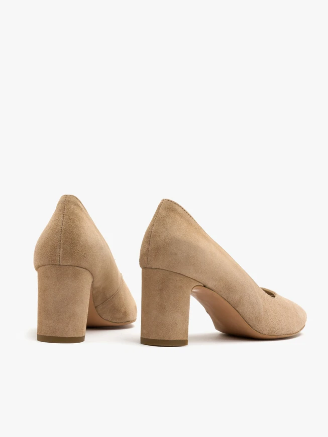 Beigefarbene Pumps mit Stilettoabsatz